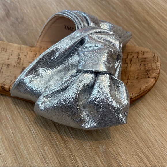 Ninety Union Woman’s 8 Silver Fabric Bow Slide Sandals - Picture 5 of 9